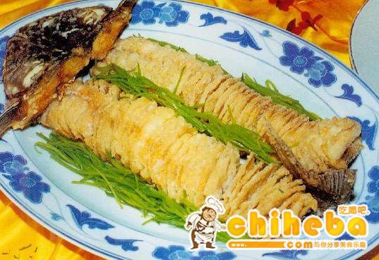 翡翠百味鱼 原料有草鱼 青椒 调料